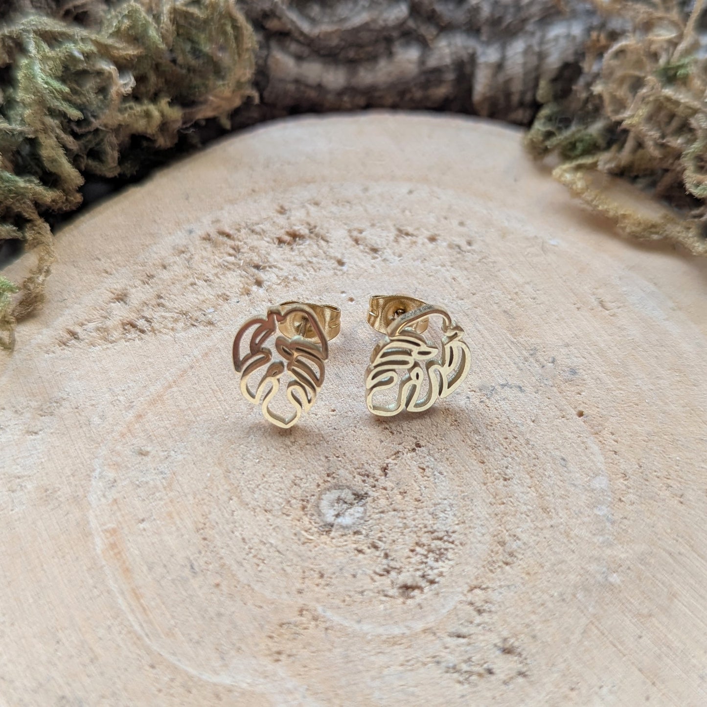 Golden Filigree Monstera Ohrstecker